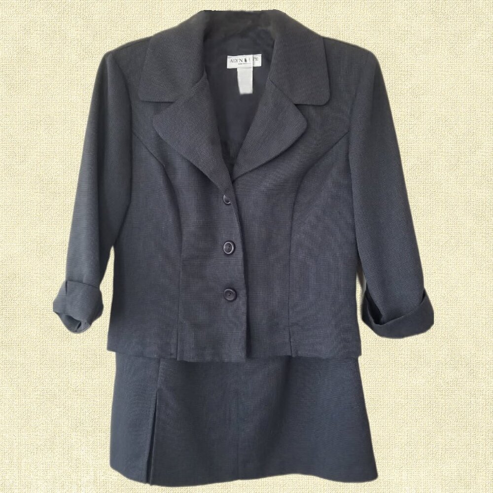 Alyn Paige Two-Piece Subdued Navy Blue Suit - 9/10
